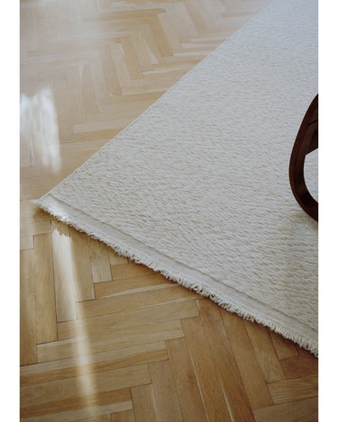 Detalle de diseño trenzado de alfombra Blonde Maze Linie Design