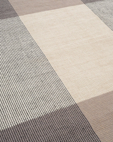 Detalle de alfombra Bologna de lana tono piedra Linie Design