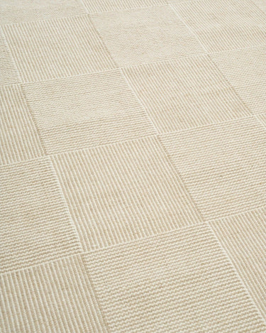 Detalle de patrón ajedrez en alfombra Chess Linie Design