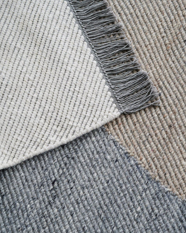 Detalle de alfombra Eik gris tejida a mano Linie Design