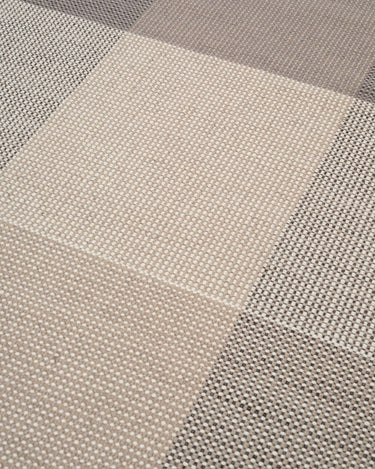 Detalle de alfombra Genova de lana gris Linie Design