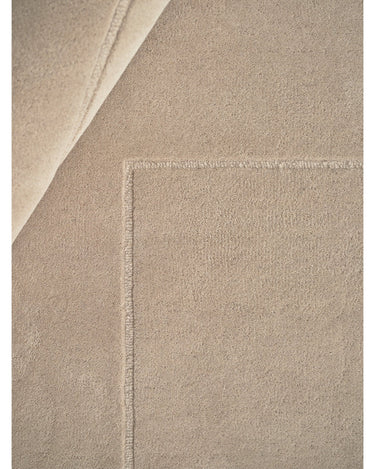 Detalle de alfombra Lineal Poem beige Linie Design