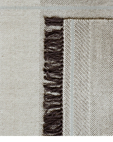 Detalle de alfombra Mindful Soul piedra y azul Linie Design