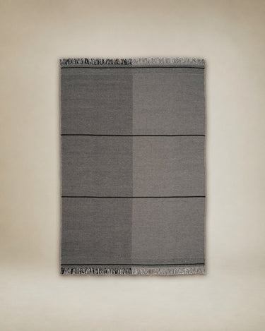 Detalle de alfombra Mindful Soul piedra gris Linie Design