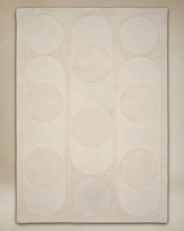 Vista completa de la alfombra Orb Alliance blanca de Linie Design