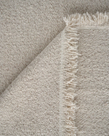 Detalle de alfombra Peaceful Parity blanca Linie Design