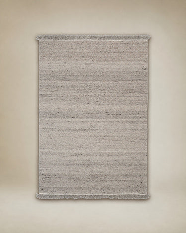 Detalle de la alfombra gris de lana Peaceful Parity de Linie Design