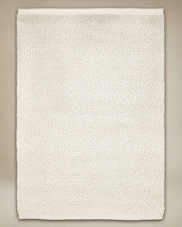 Detalle de la alfombra Sigga blanca de lana y viscosa de Linie Design