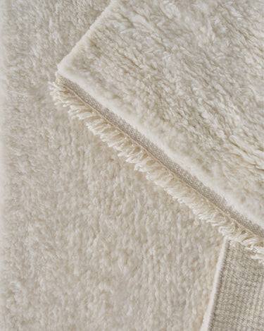 Detalle de textura de alfombra Soft Savannah blanca Linie Design