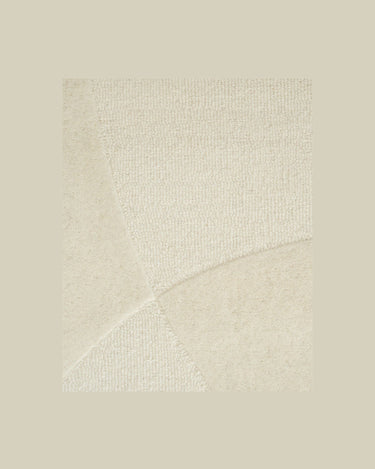 Detalle de alfombra Split Plains blanca Linie Design