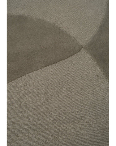 Detalle de alfombra Split Plains verde musgo Linie Design