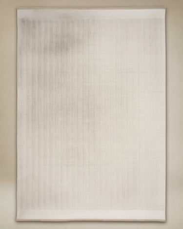 Detalle de la alfombra beige Stratum Echo de lana y lino de Linie Design