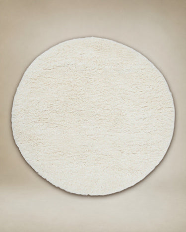 Alfombra Vantaa blanca de Linie Design en una zona de estar