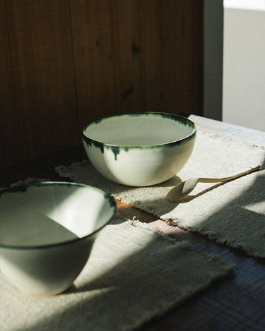 Manteles individuales naturales sobre una mesa de madera