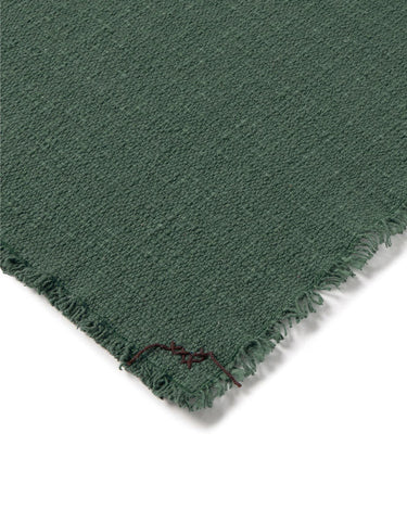 Manteles verde pato combinados con vajilla clara