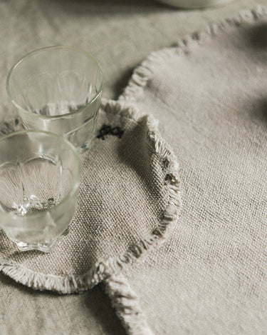 Set de mantel individual y posavasos Stone Wash gris