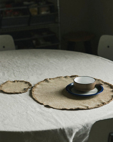 Individuales ocre lavados a la piedra sobre una mesa