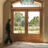 Alfombra Stone Wash marrón en un salón cálido