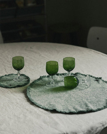 Individuales verde pato sobre una mesa