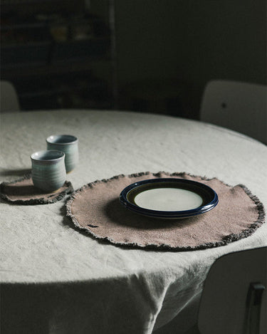 Individuales marrón tierra sobre una mesa