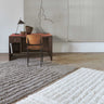 Alfombra de lana Dunes blanca en un dormitorio sereno