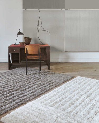 Alfombra de lana Dunes blanca en un dormitorio sereno