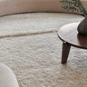 Alfombra Tundra blanca en un dormitorio luminoso