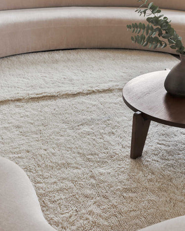 Alfombra Tundra blanca en un dormitorio luminoso