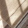 Alfombra de pasillo lavable de lana beige con flecos en recibidor o zona de paso natural