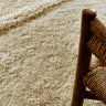 Alfombra Tundra beige en un dormitorio sereno