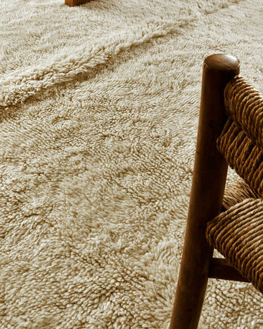 Alfombra Tundra beige en un dormitorio sereno
