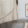 Alfombra Suf beige en un salón de tonos naturales
