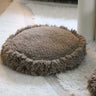 Detalle del tufting artesanal del cojín JAM marrón