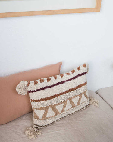 Cojín Sistan rectangular sobre un sofá