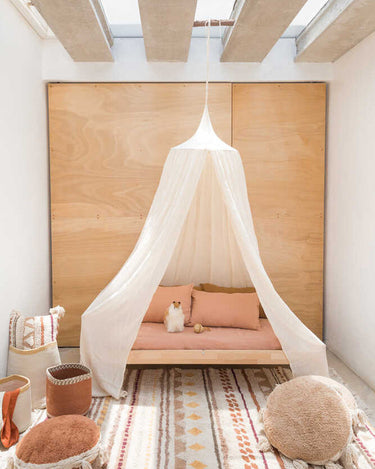 Alfombra Sistan beige en un dormitorio infantil