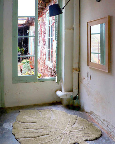 Alfombra Monstera oliva en un dormitorio infantil