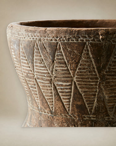 Detalle de la terracota texturizada de la maceta Camille