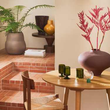Maceta de cerámica marrón moteada: en un comedor con plantas y cerámica