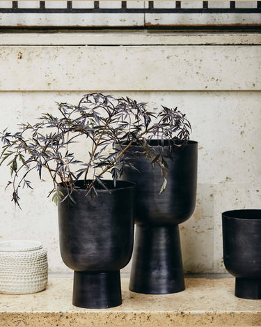Finish detail of GALOA L Anthracite Aluminium Planter – Nordal