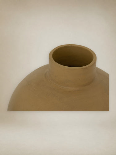Maceta Ilo artesanal en una composición de interior