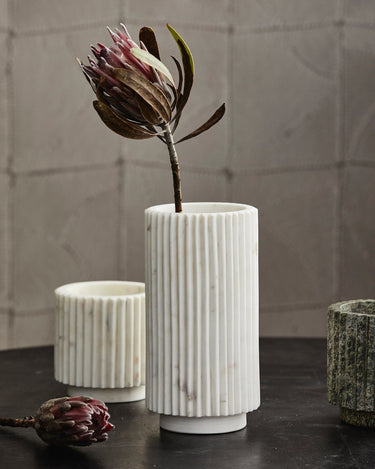 Veining detail of LOON white marble indoor planter – Nordal