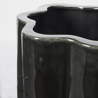 Detalle del esmalte verde oscuro de la maceta Sonja