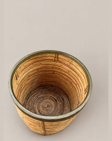 Macetero de mimbre con borde dorado, 29 cm — interior y fondo del macetero