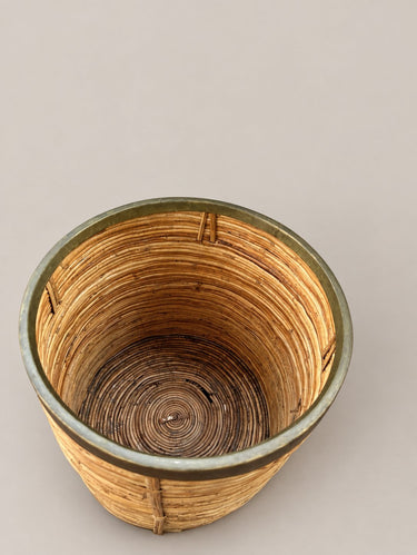 Macetero de mimbre con borde dorado, 29 cm — interior y fondo del macetero
