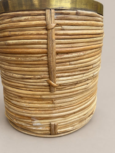 Macetero de ratán con aro dorado, 17 cm — detalle de la fibra y pequeño defecto