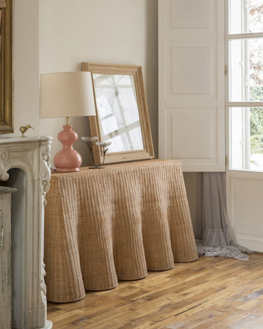 Consola de ratán Cordoba con borde ondulado artesana natural