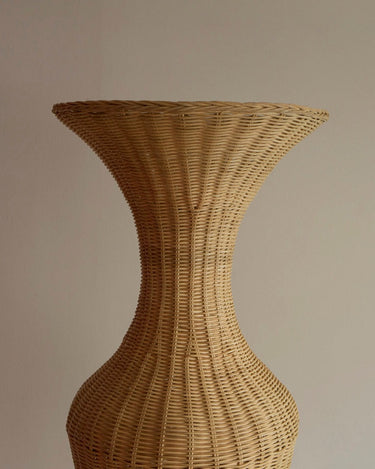 https://professional.mahehomeware.com/wp-content/uploads/2026/01/mahehomeware-rattan-vase-floor-lamp-celia-6.jpg