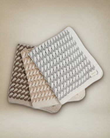 Detalles de la manta de bebé DINA a crochet