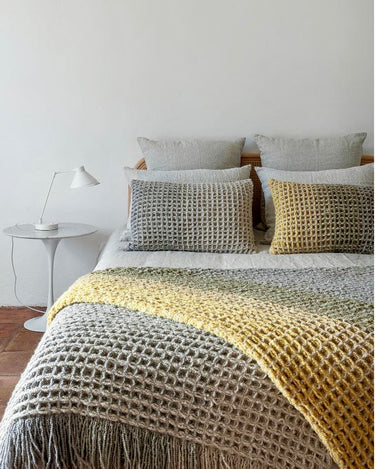 Couverture gaufrée dans un décor naturel
