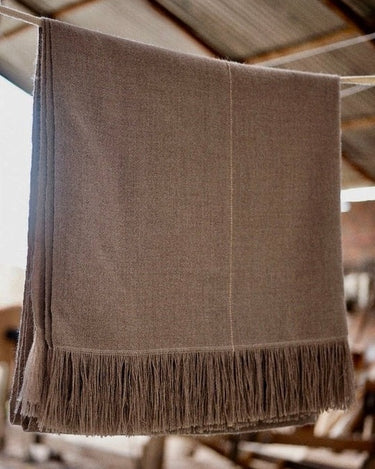 Détail d’un plaid marron en alpaga